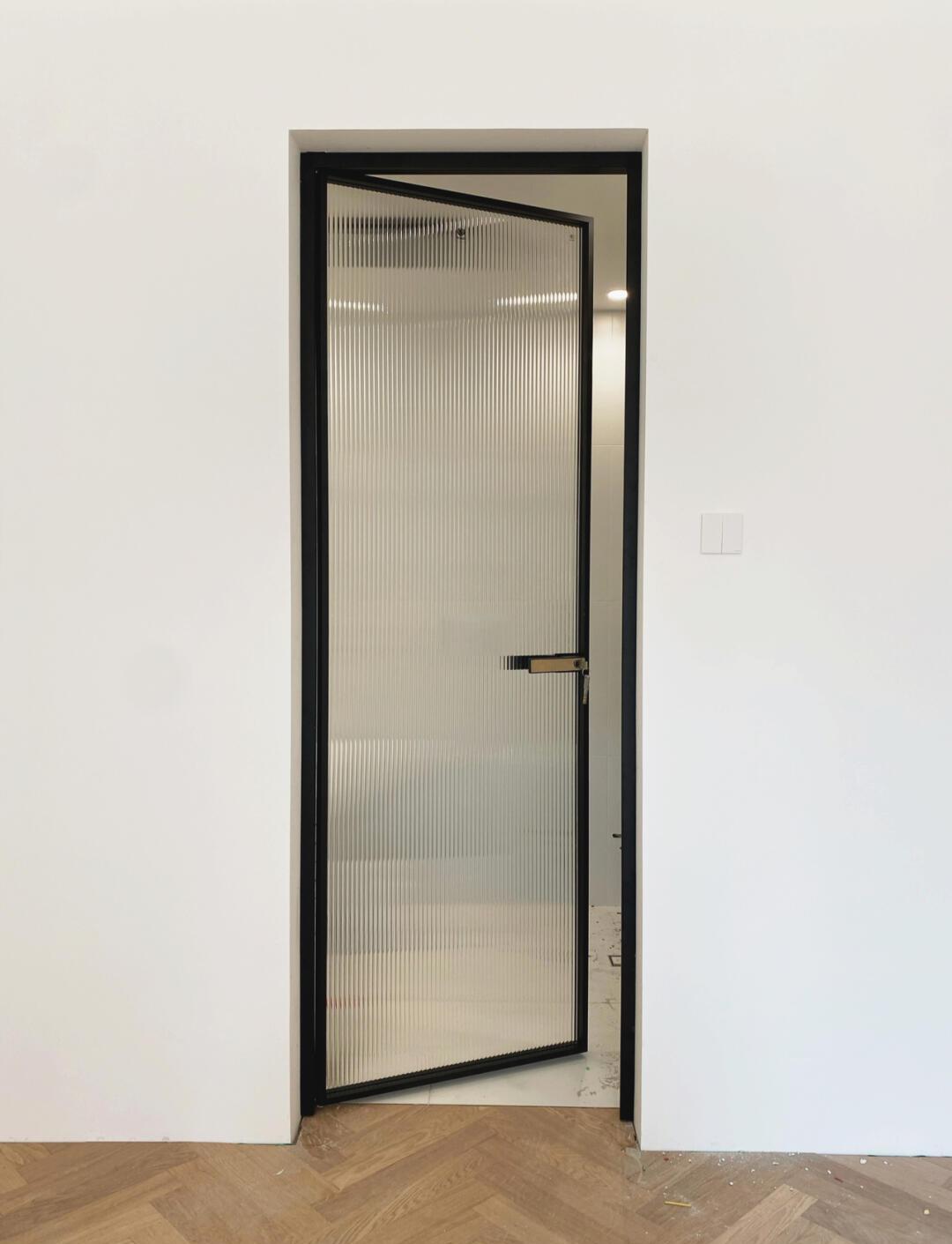 Aluminum glass door